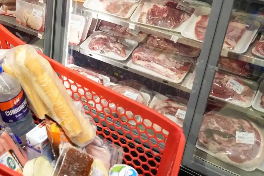 Un trabajador informal argentino necesita 31 días para pagar la canasta básica