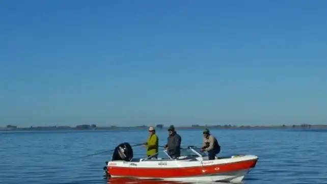 Buscan a un pescador desaparecido en la laguna de Melincué