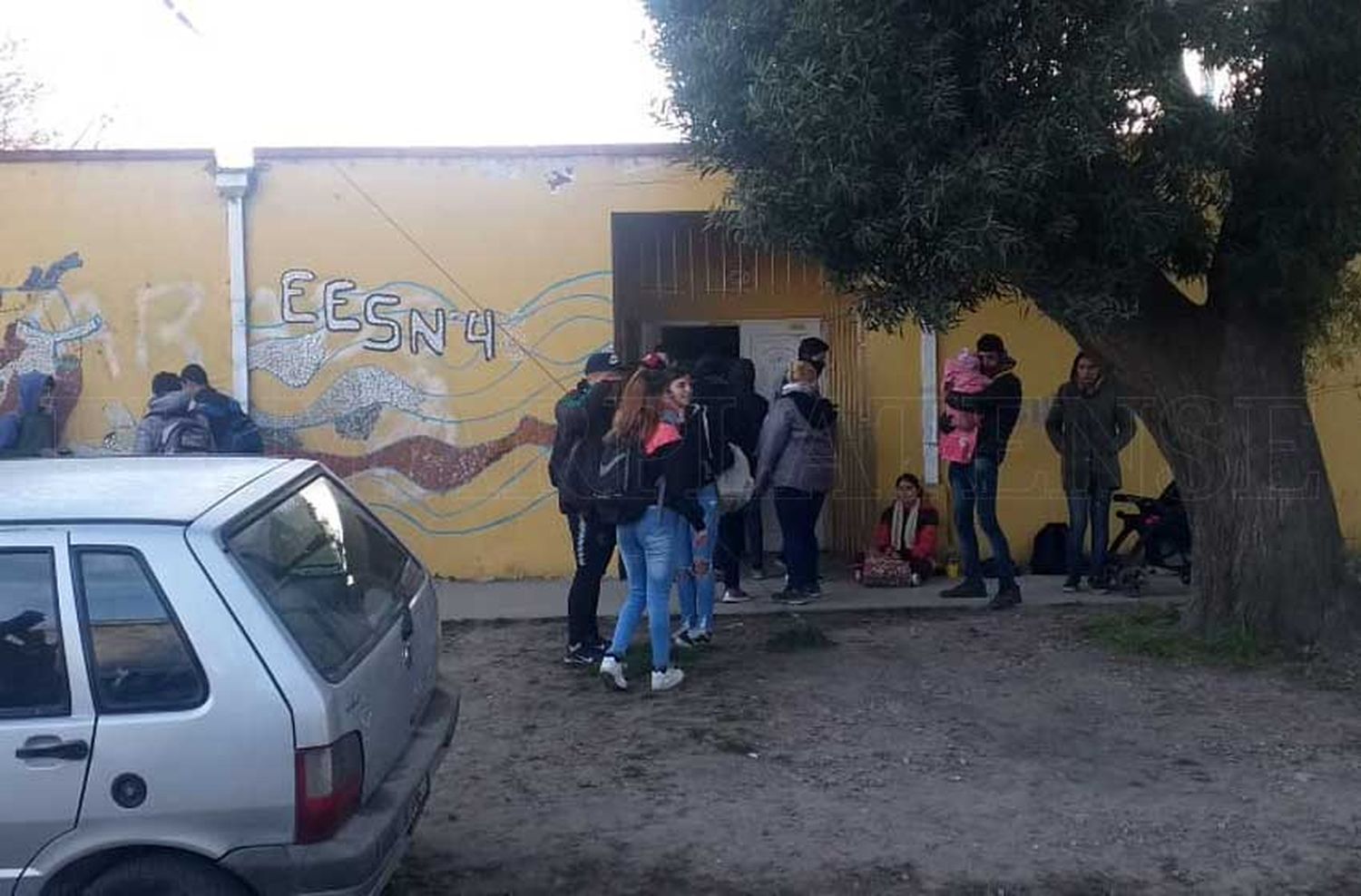 Estudiantes denuncian que una policía ingresó a la escuela y los amenazó con su arma reglamentaria