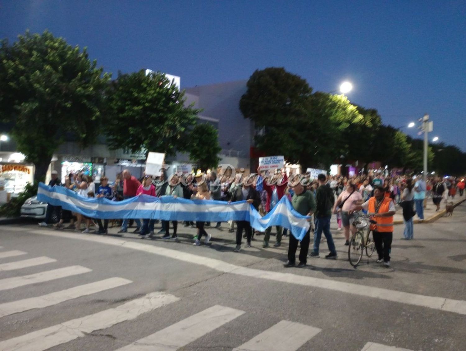 Marcha contra el decreto presidencial en Necochea