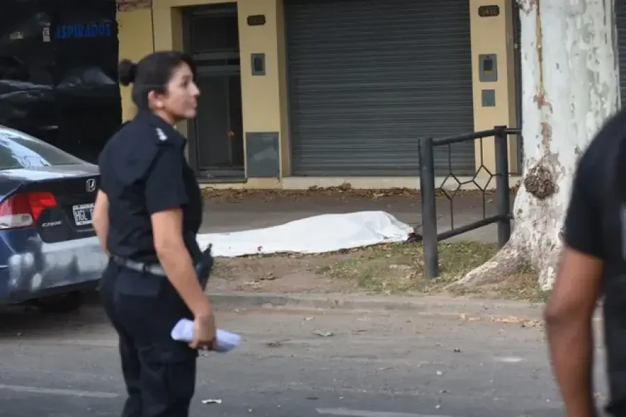 A sangre fría: ejecutan al dueño de un taller mecánico en plena tarde en el norte de Rosario