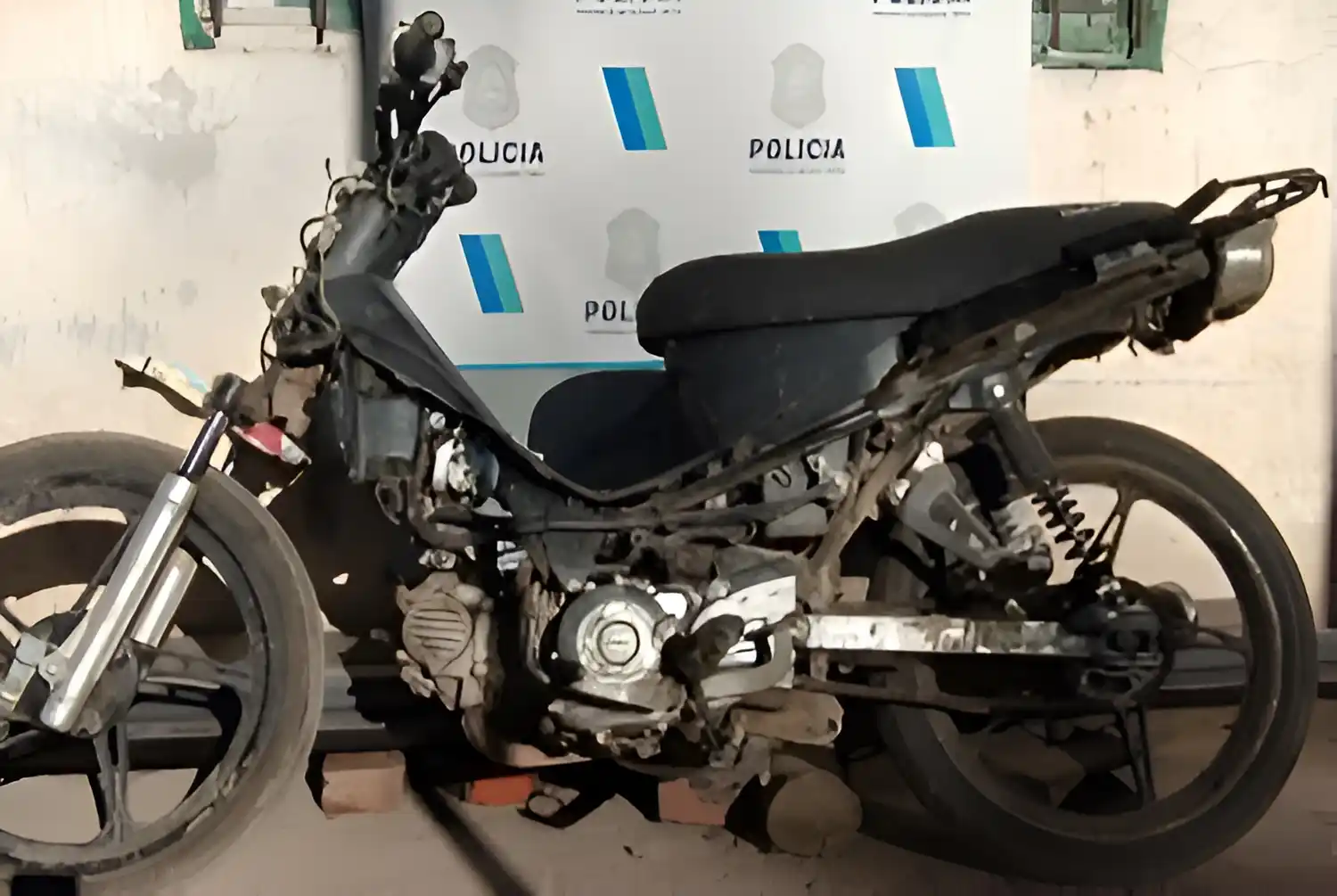 Así estaba la moto recuperada en Río Tala.