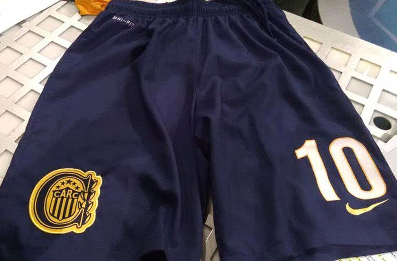 Una patota lo atacó a golpes, le robó un short de Central y terminó internado