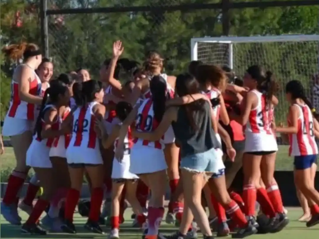 Las Leonas julienses , campeonas del Apertura d ela FOSH..Foto:IG 9 de Julio