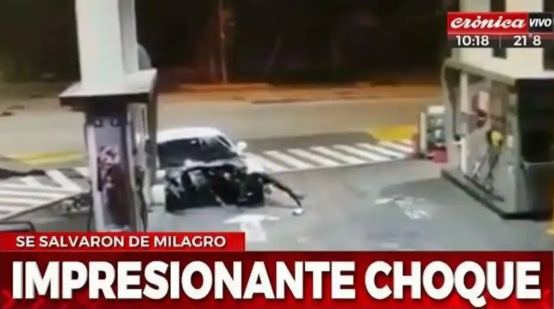 Corría una picada, lo chocó una camioneta y el motor le salió volando