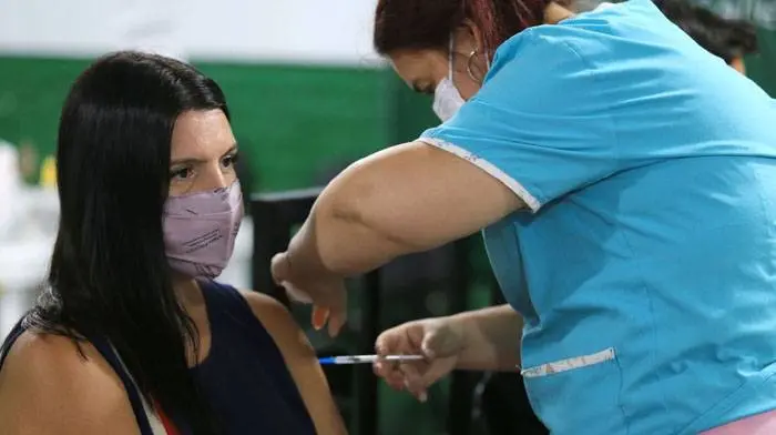 Las personas que sufrieron efectos adversos por la vacuna contra el COVID podrán reclamar una indemnización