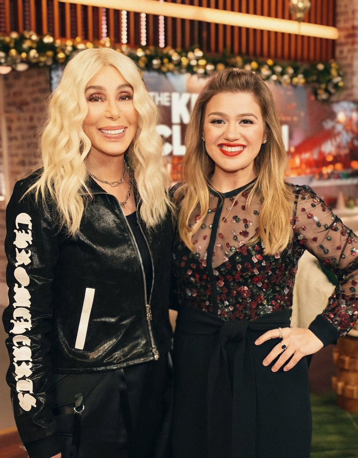 Cher y Kelly Clarkson Lanzan Remix Navideño