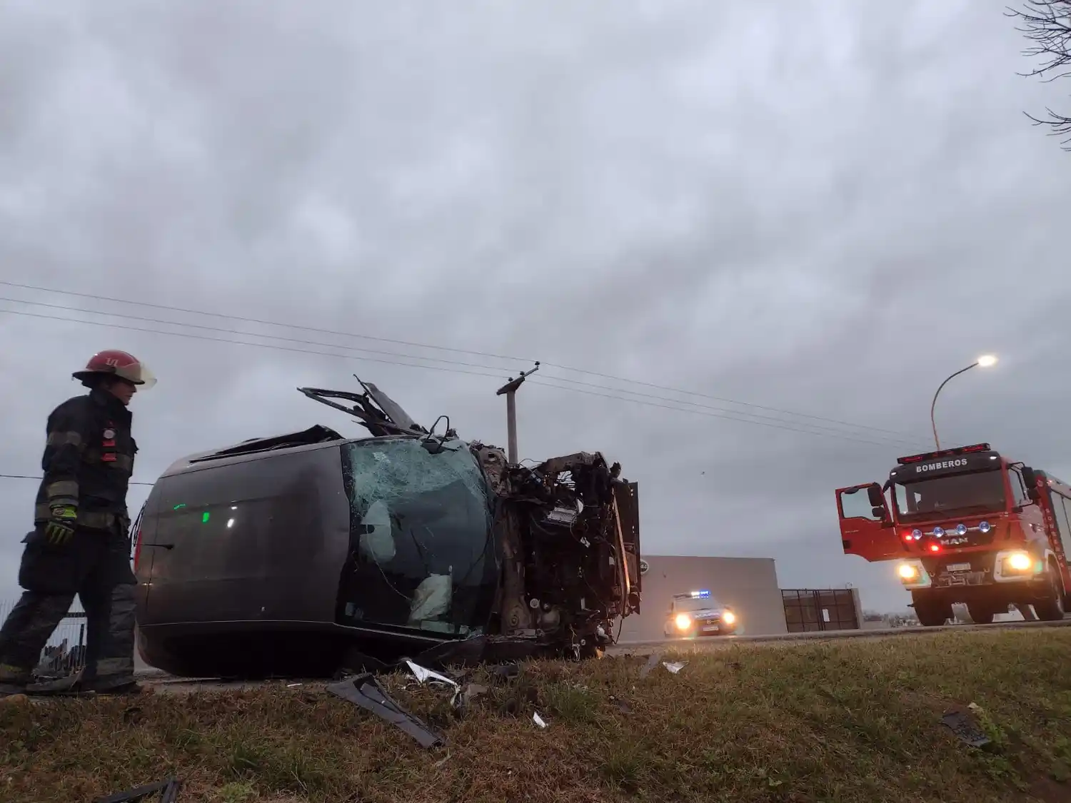El impactante accidente dejó graves daños materiales y una persona lesionada
