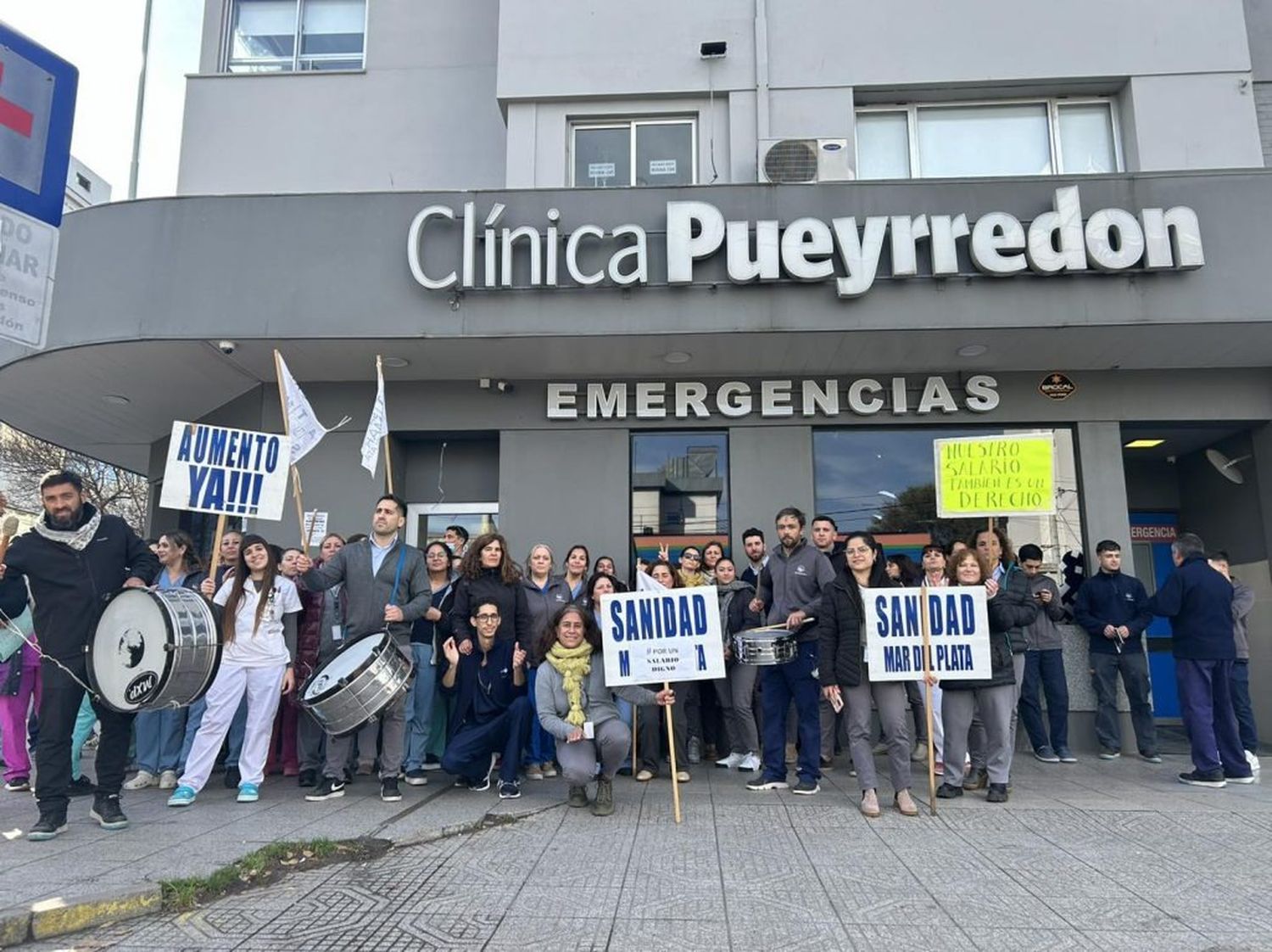 Se presentaron en la puerta de sus trabajos