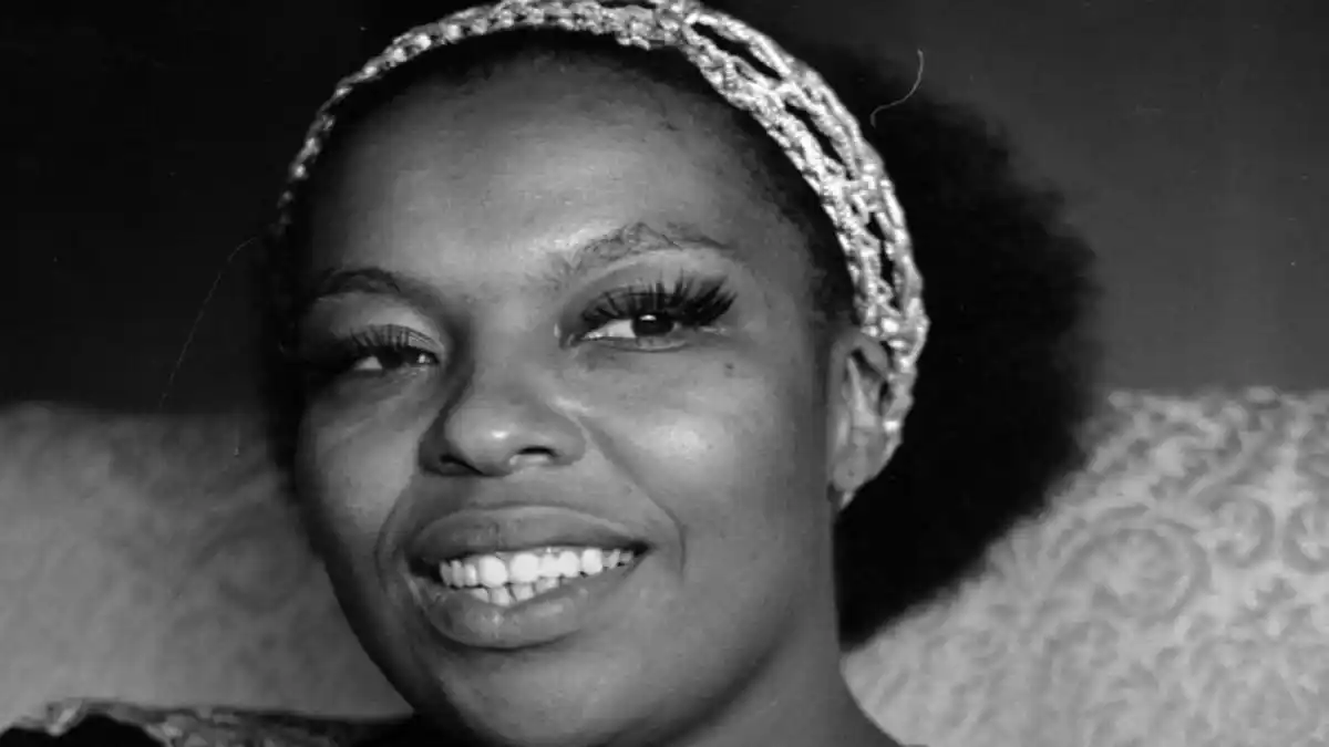 SE APAGÓ la DULCE VOZ del SOUL: muere a los 88 años la icónica cantante ROBERTA FLACK