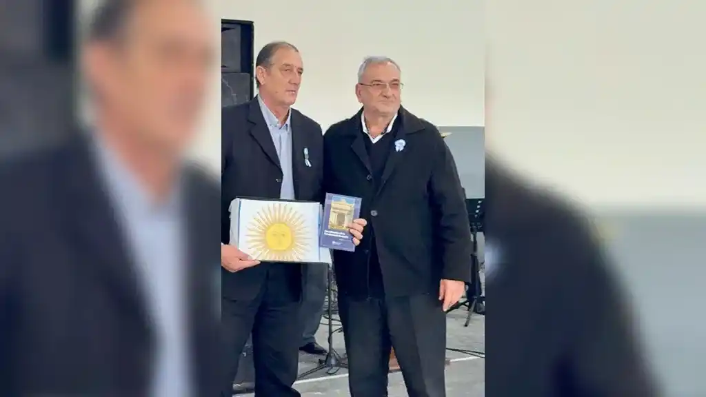 Calvo acompañó la Promesa de Lealtad a la Bandera de alumnos de Bella Italia