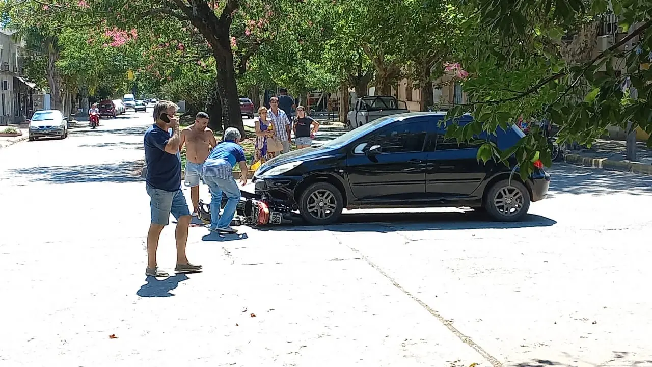 Chocaron moto y auto en 3 de Febrero y Gomendio: una joven trasladada al Hospital