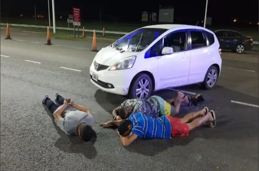 Violó la cuarentena con otros dos jóvenes: no tenía carnet de conducir y llevaba droga entre sus pertenencias