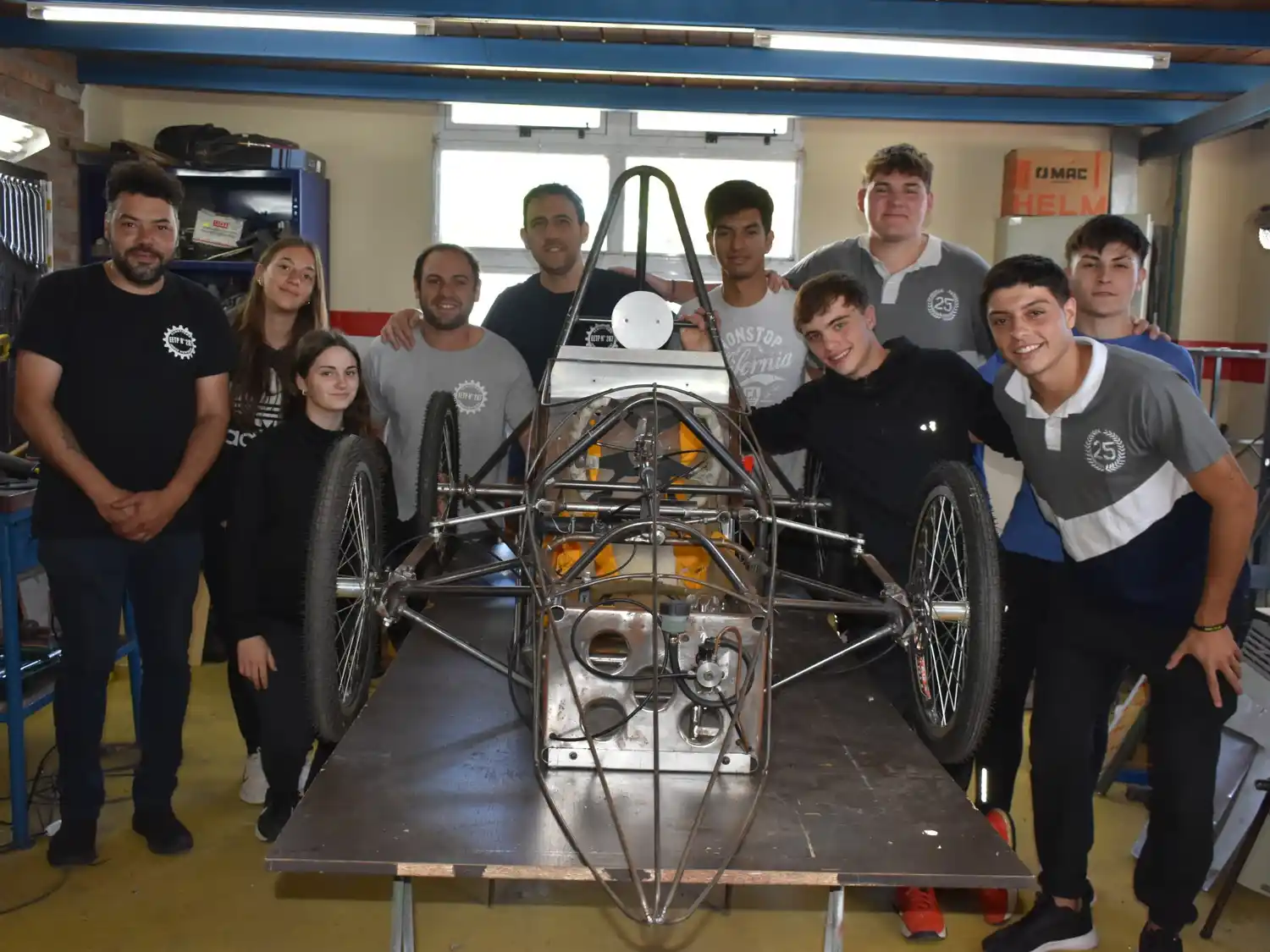 Puliendo detalles. Los alumnos Iván Galván, Juan Oneglia, Agustín Merlo, Santiago Di Bene, Augusto Vídela Chiesa, Bianca Baez y Ernestina Angeleri, junto al equipo docente.