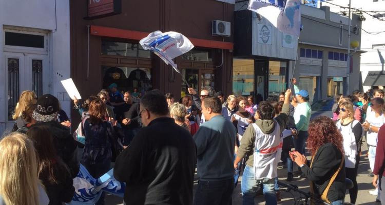 Clínica San Martín: Trabajadores y vecinos marchan “contra el cierre” del sanatorio