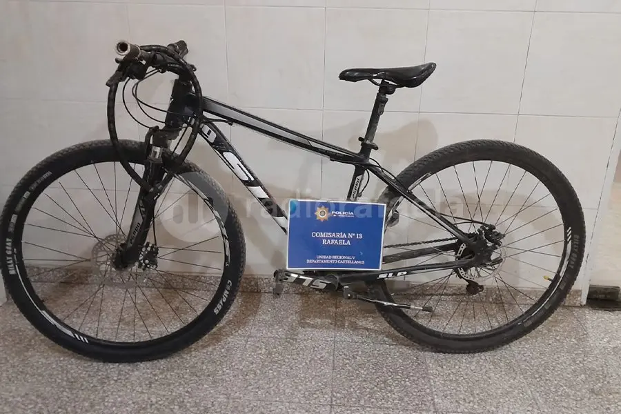 Robaron una bicicleta en pleno centro, pero fueron vistos por el Centro de Monitoreo