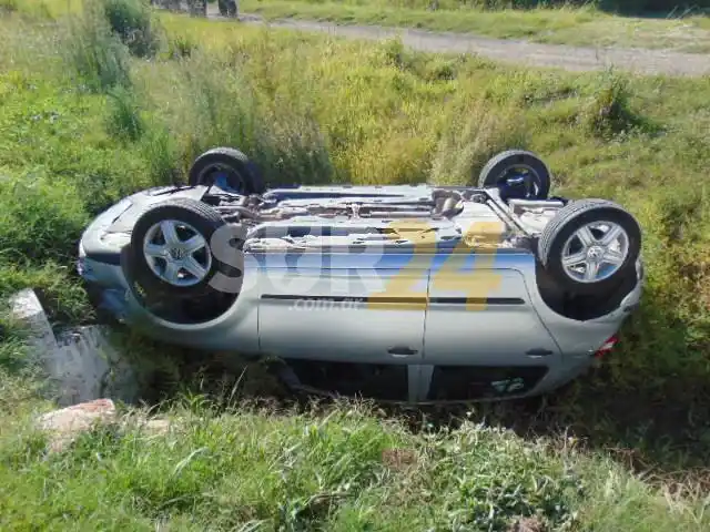 Increíble: una abuela de 83 años salió de su auto en pleno vuelco  