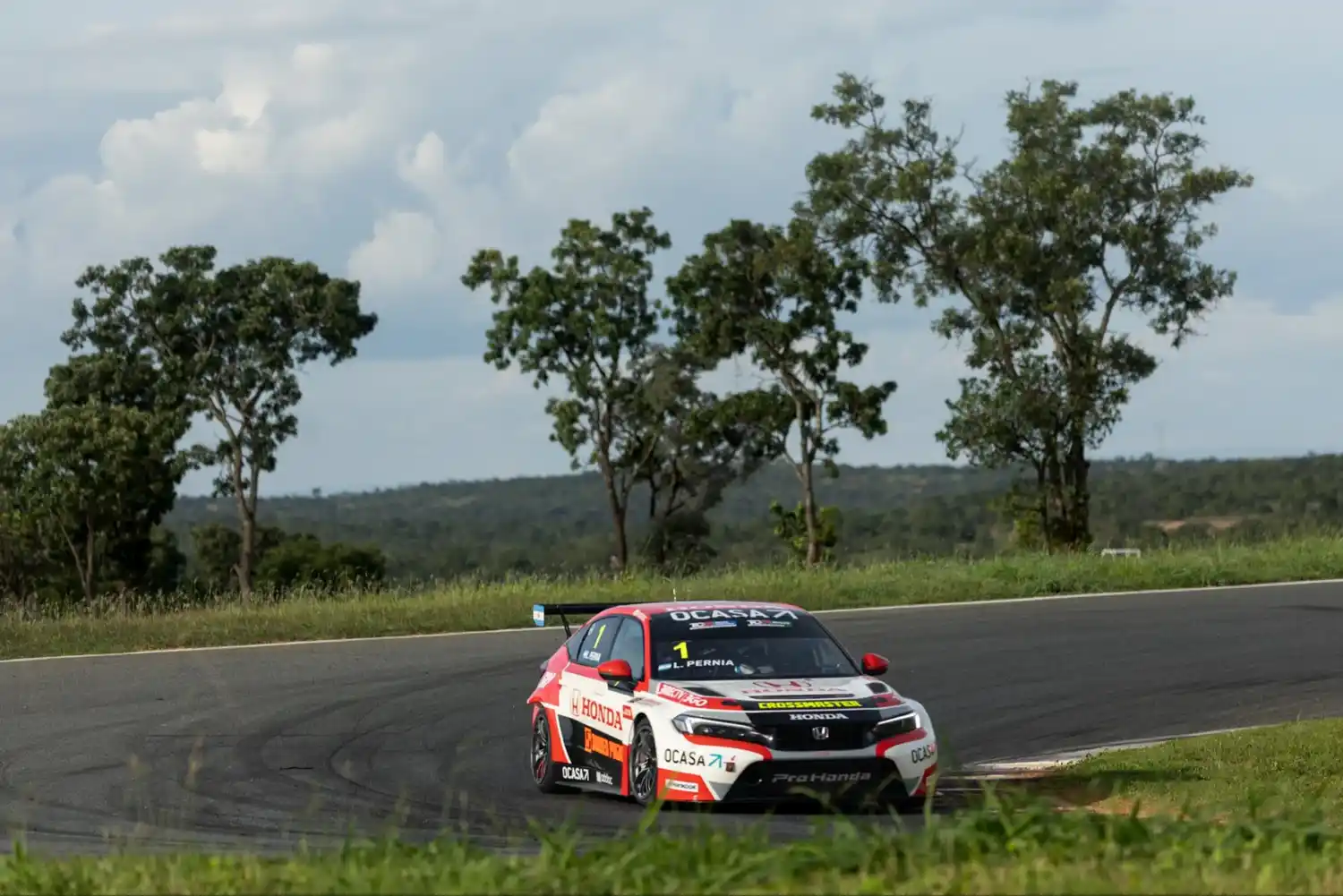El tandilense Leonel Pernía dominó en Curvelo y se quedó con la primera final del TCR South America