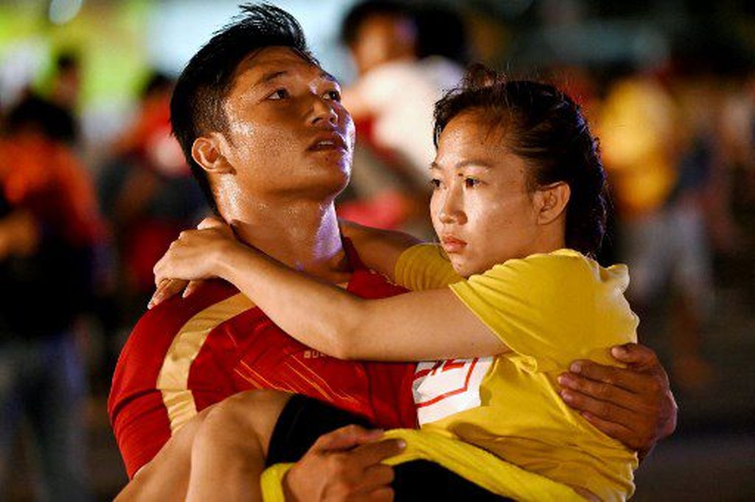 CAMBOYA BATE RÉCORD MUNDIAL: 245 hombres cargaron a sus acompañantes