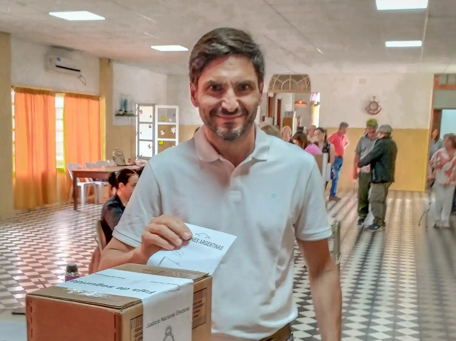 El futuro mandatrario provincial emitió su voto en su pueblo natal. Foto: Gentileza