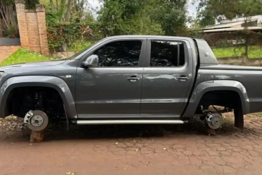 Inventó que le robaron las ruedas de su camioneta para ocultar un incidente, pero el seguro lo puso en jaque