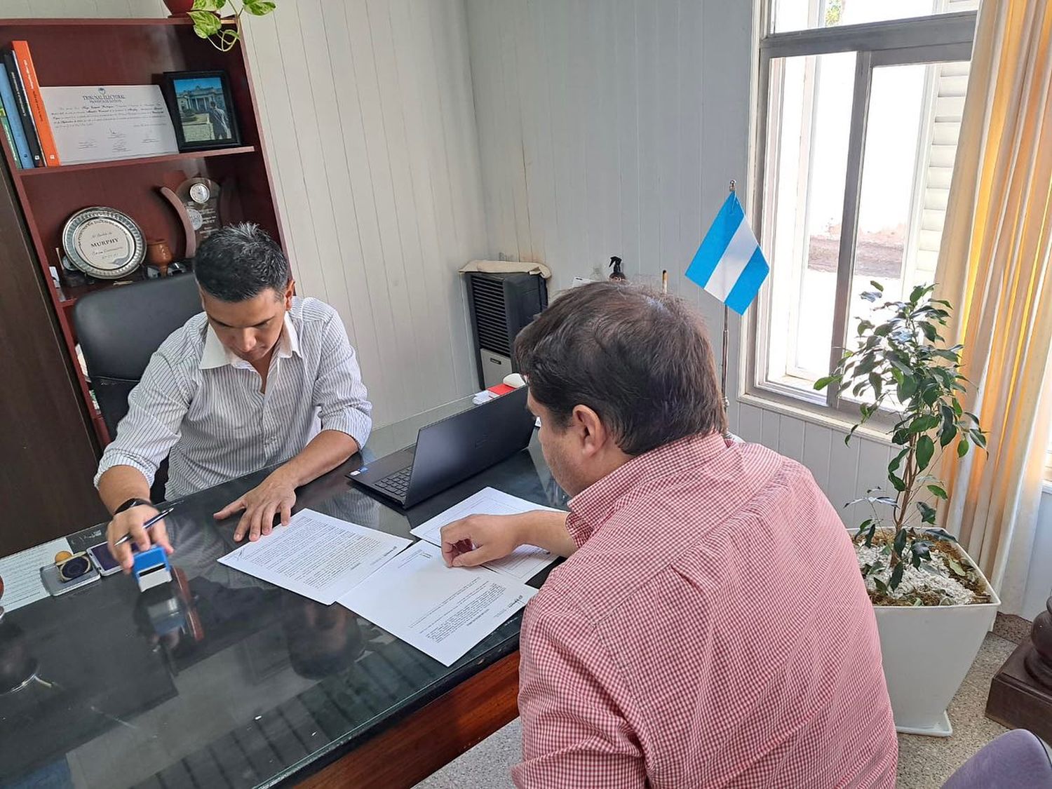 El momento de la firma del convenio en el despacho comunal.