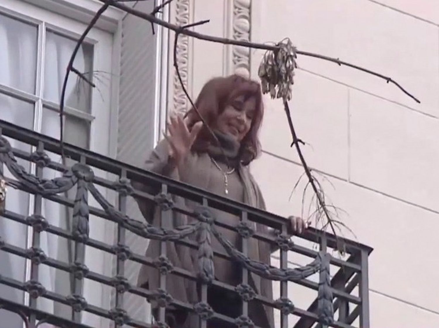 Cristina Kirchner reapareció en el balcón y arengó a la militancia tras el fallo de la Corte