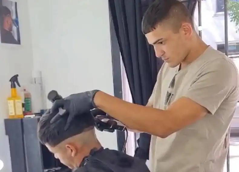 Una barbería de Pilar ofrece corte gratuito en el día del paro general