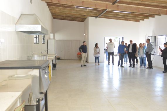 Avanza la construcción de un nuevo comedor en las escuelas de Cerro Leones