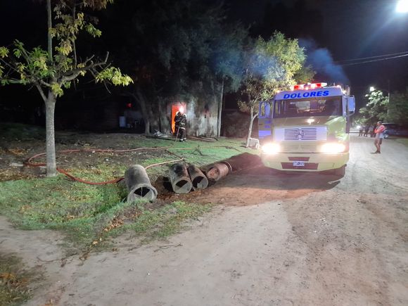 Investigan un posible incendio intencional en Dolores: Una mujer resultó quemada y su pareja fue demorado