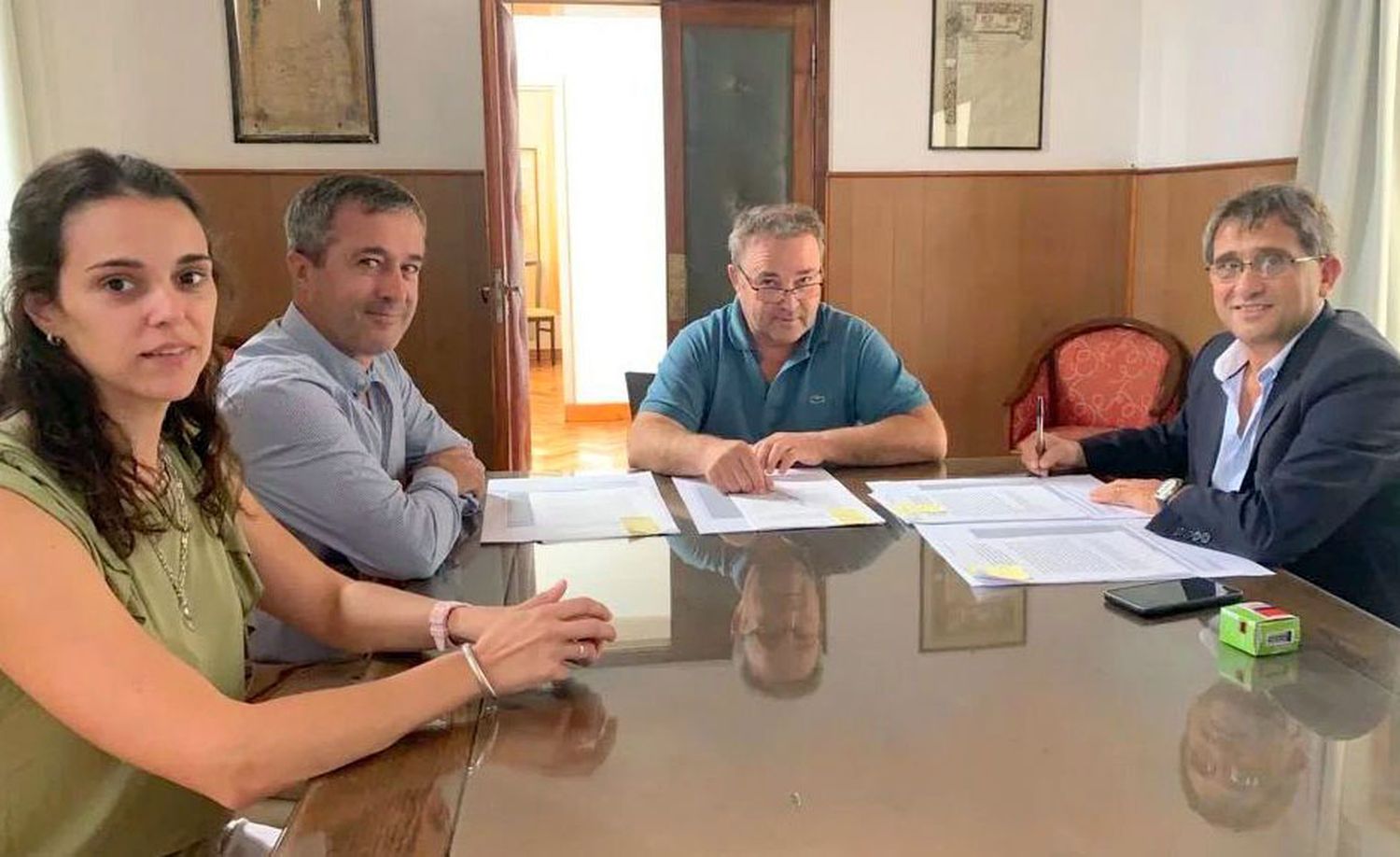 Lobería firmó un convenio para la construcción de  24 viviendas