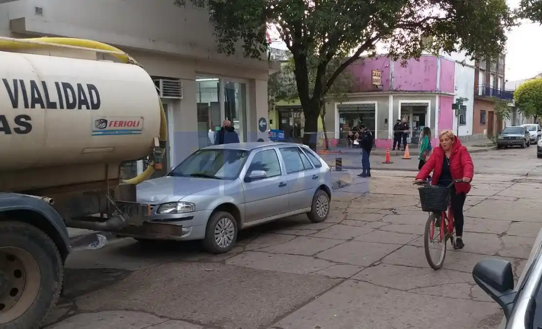 Estacionado a un par de metros del choque, el Volkswagen Gol 