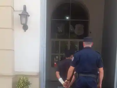 Lo detuvieron mientras intentaba forzar vehículos estacionados