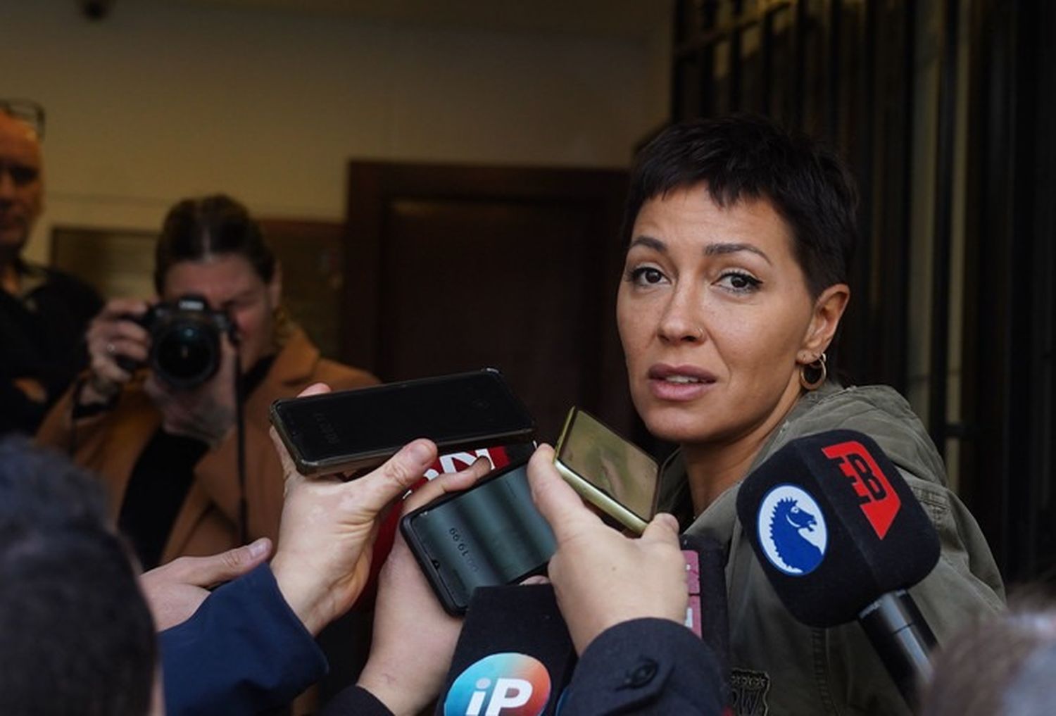 Allanan la Municipalidad de Quilmes y otros domicilios por el ataque con caca: Mayra Mendoza tildó de "cagón" a Espert