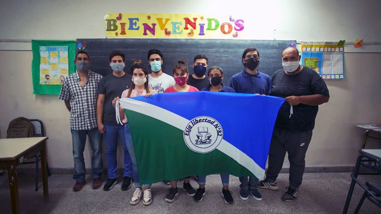 Un grupo de alumnos del ESJA N° 82 "Libertad" diseñaron la bandera para el establecimiento