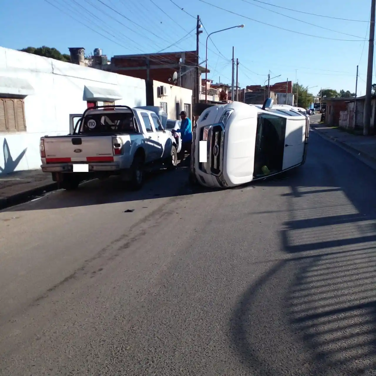 Terminó volcando luego de impactar dos vehículos estacionados