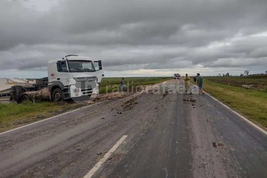 Volcó un camión cargado con restos biológicos en Ruta 13 y debieron cortar el tránsito 