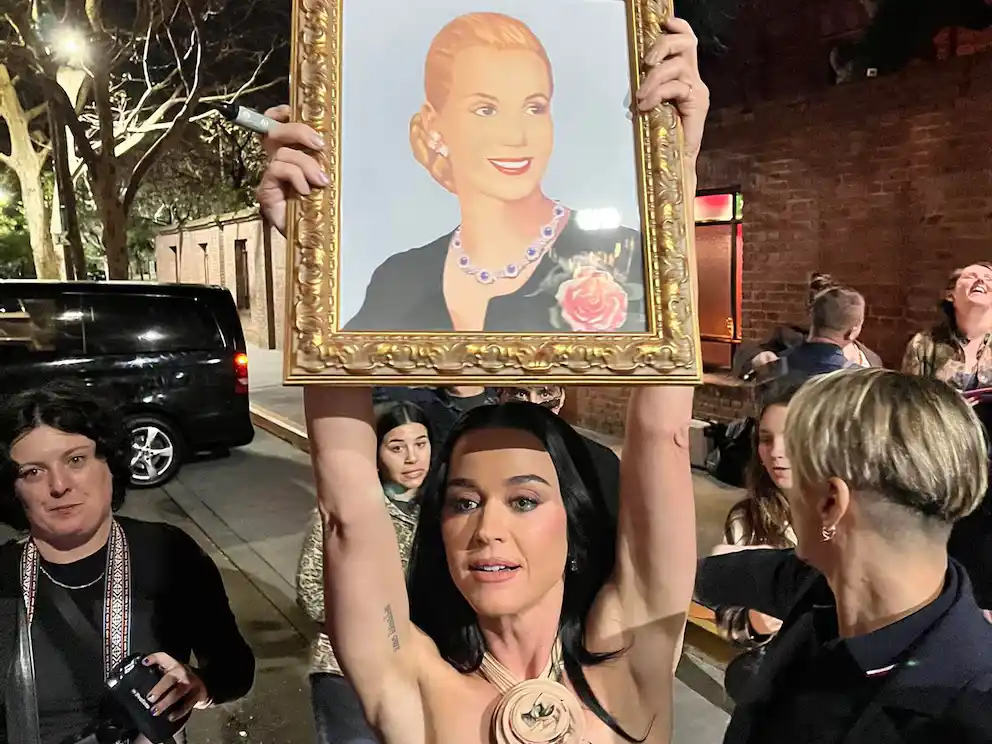 Katy Perry en Argentina: el inesperado regalo de Eva Perón que enloqueció a sus fans