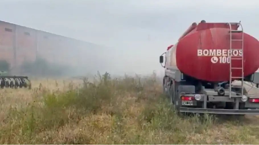 Incendio de pastizales en Aldea Santa Rosa: rápida intervención evitó daños en un galpón avícola