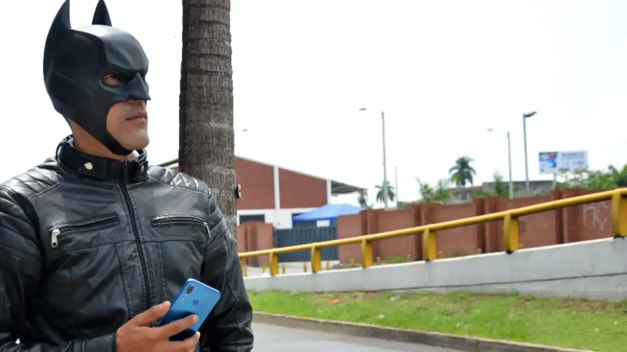 Un Batman colombiano anda recuperando carros y motos robados