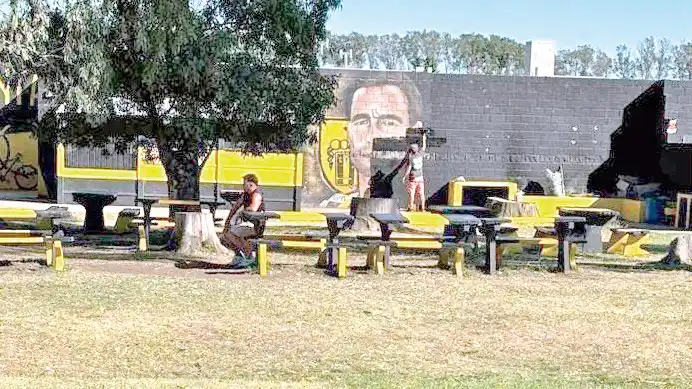 Momento en el que es cubierto de pintura el rostro de Michel en el muro. (Foto gentileza de Nahuel "Patrón" Galavert).