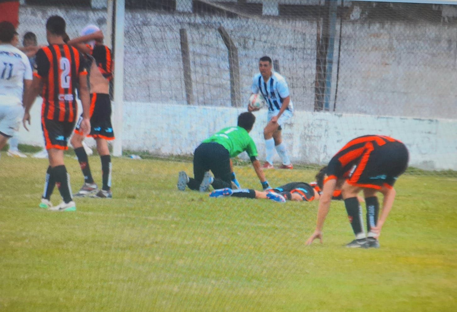 Lo sufre todo Central. el jugador Castaño empujó con mala fortuna la pelota contra su propio arco y descolocó al golero Britos. Fue el 1-0 con que se impondría a la postre Sociedad Sportiva en el clásico.