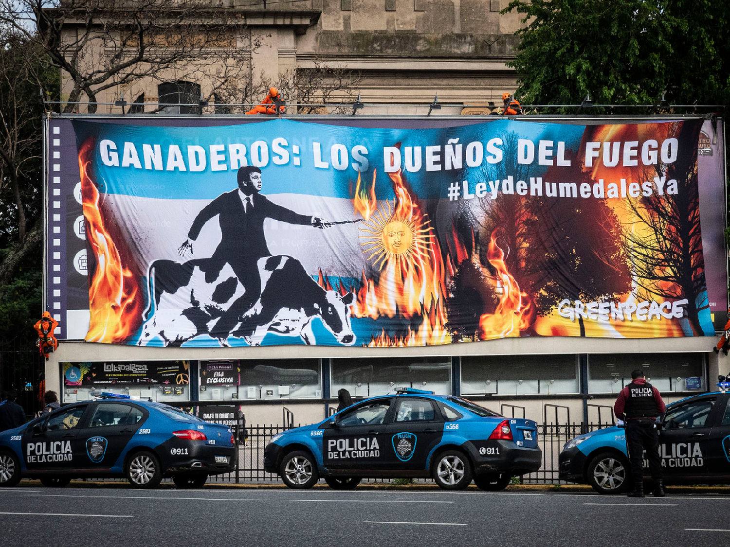 "Ganaderos: los dueños del fuego", el cartel que colgó Greenpeace en La Rural