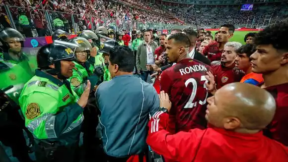 ¿Y LOS PORRAZOS Y LOS GOLPES VISTOS EN VIDEO QUÉ? Policía de Perú NIEGA HABER AGREDIDO a la Vinotinto