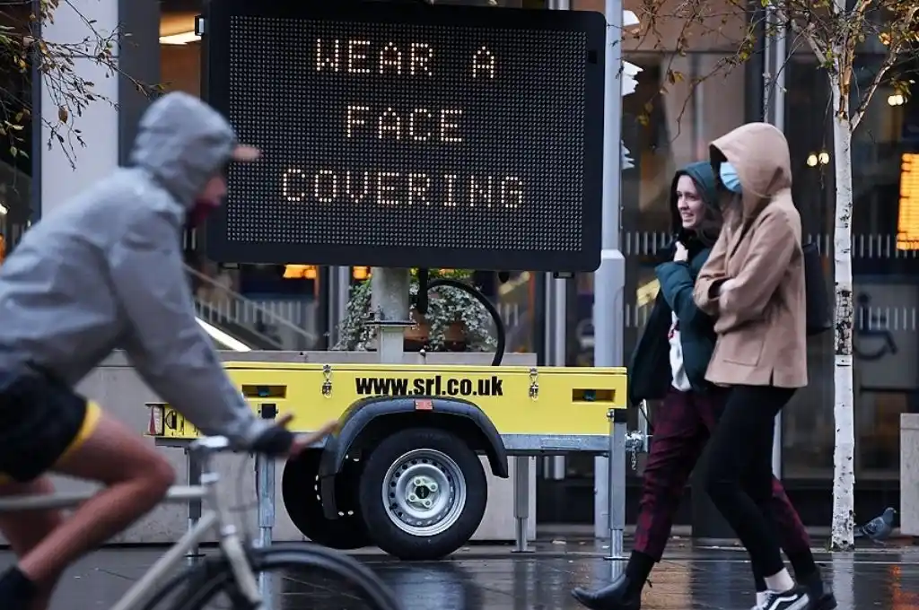 Inglaterra relaja restricciones, pero piden precaución a los ciudadanos