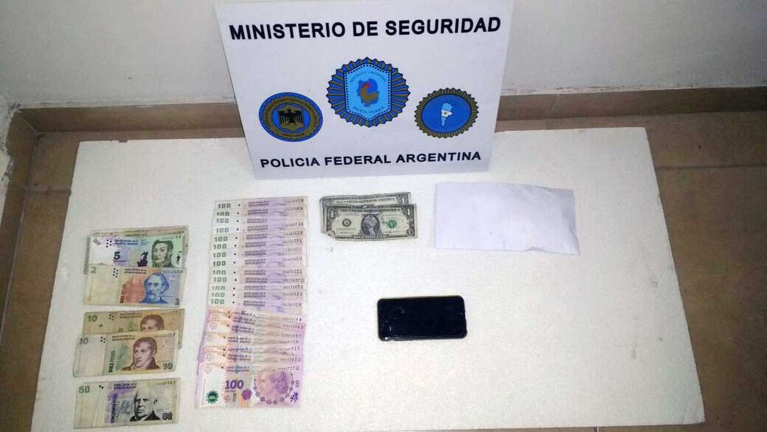 Tres detenidos por robarle la cartera a una mujer en el centro