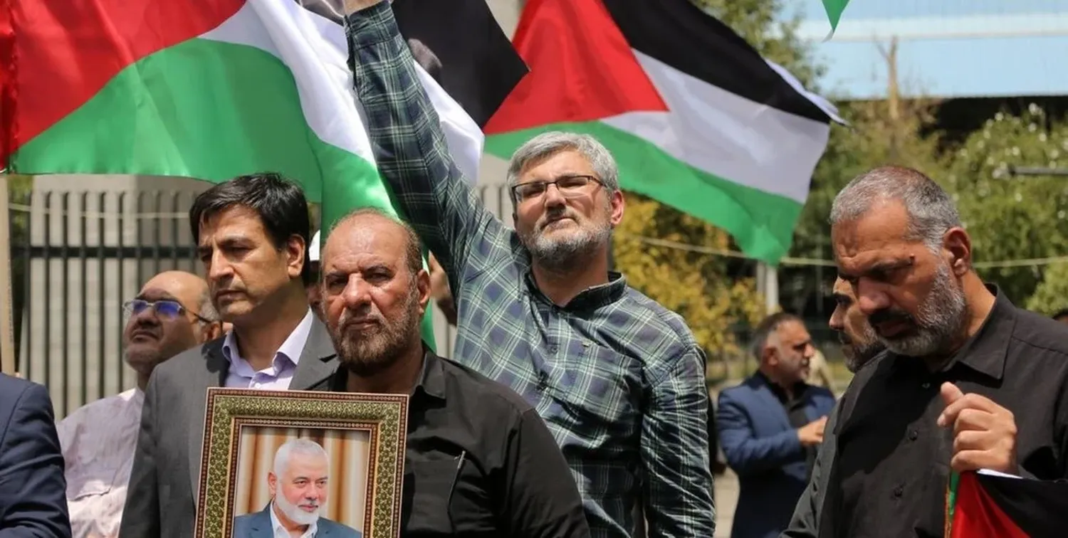 Marcha durante el duelo en Teherán por el asesinato del líder político de Hamás, Ismail Haniyeh. Apenas se produjo el ataque en su capital, la República Islámica de Irán dijo que iba a tomar represalias por esta muerte.