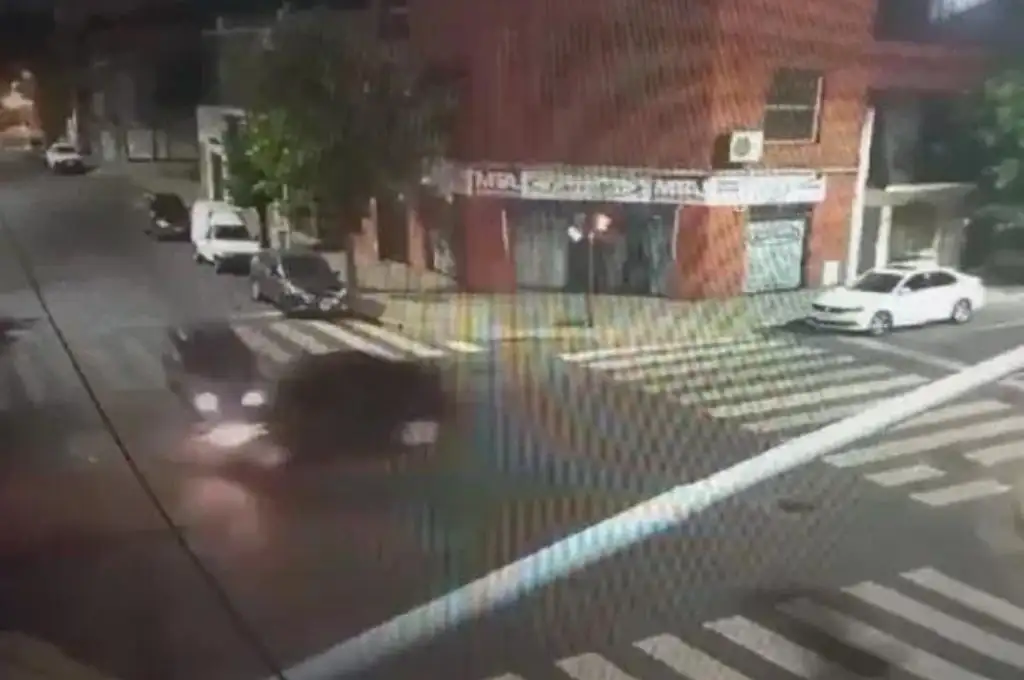 La imprudencia de un conductor hizo que otro vehículo volcara.