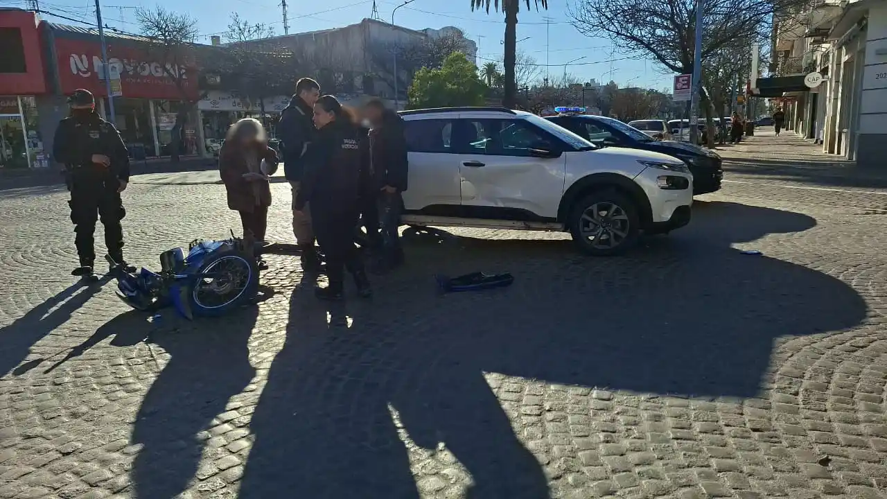 Choque en pleno centro: una moto impactó contra una camioneta en bulevar Santa Fe - 3