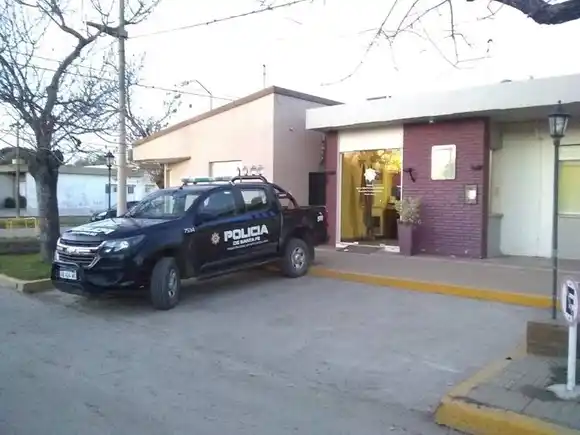 Iban con un cuchillo y una moto con escape libre: terminaron detenidos